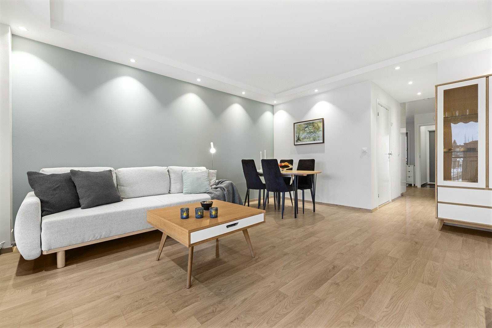 Det ble i 2024 skiftet downlights, samt malt vegger og tak. Galleribilde