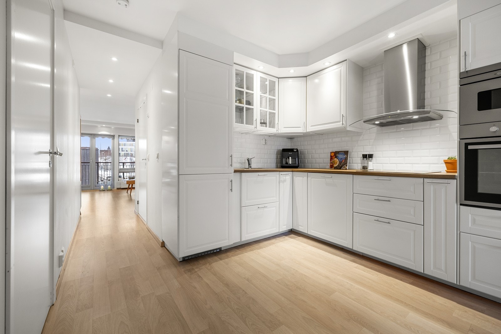 Nedsenket himling med downlights gir god arbeidsbelysning på kjøkkenet. Galleribilde