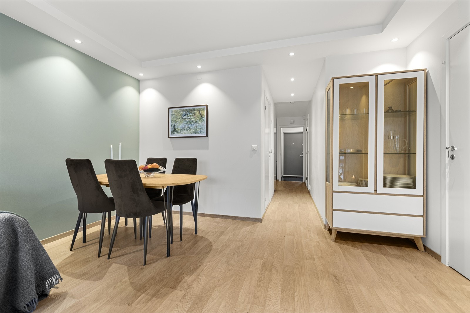 Fra stuen er det enkel adkomst til soveromsavdelingen og den innvendige boden. Galleribilde