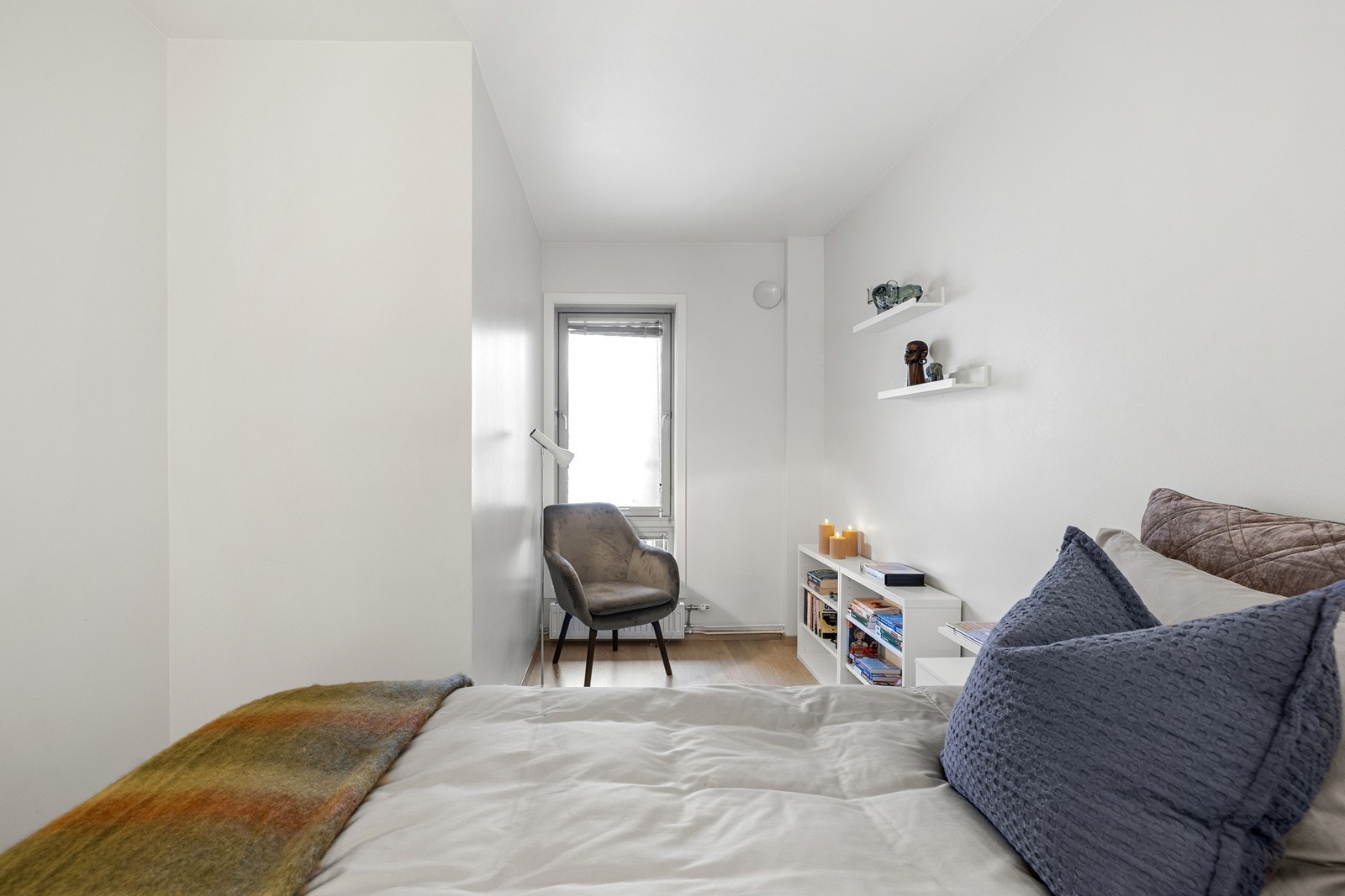 Vinduet gir godt med naturlig lys, og rommet har en takhøyde på 2,43 m. Galleribilde