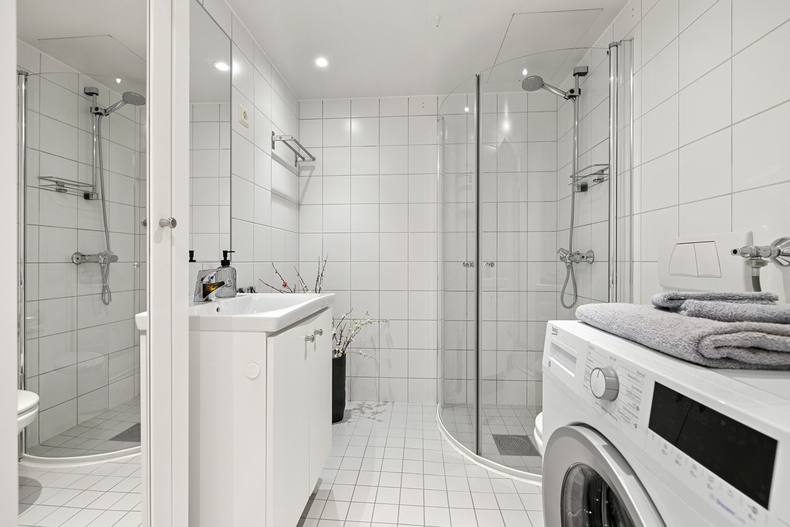 Pent, flislagt bad med varmekabler i gulvet for ekstra komfort. Galleribilde