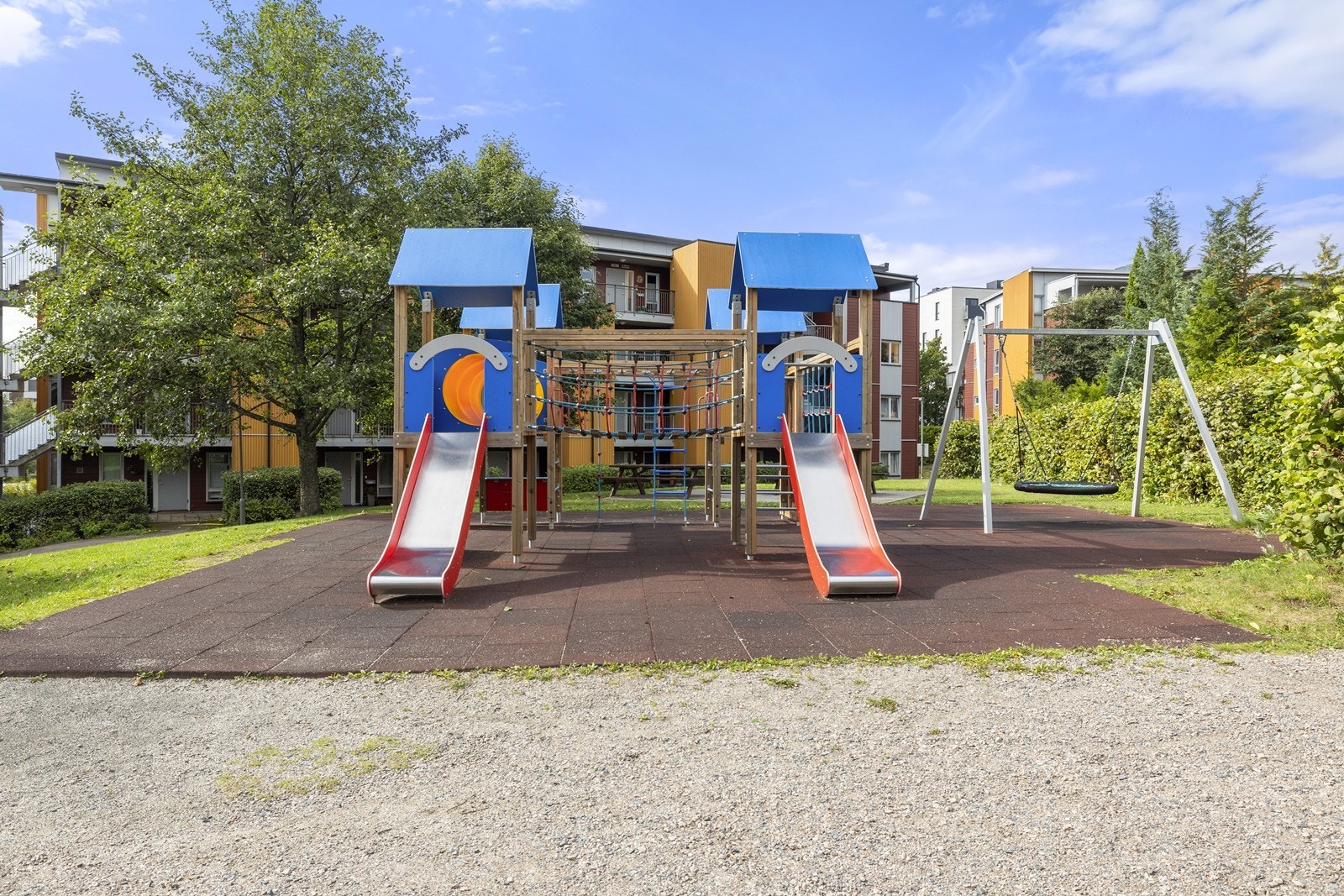 Lekeplassen er godt utstyrt med blant annet sklier, husker og klatrestativ. Galleribilde