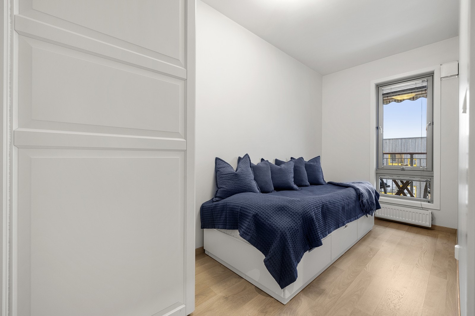 Leilighetens andre soverom passer utmerket som barnerom, gjesterom eller kontor. Galleribilde