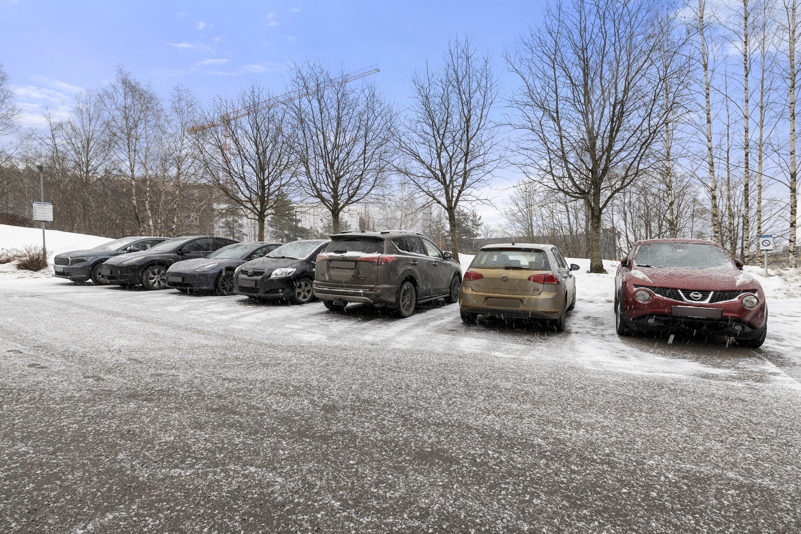 Gjesteparkering er tilgjengelig på Lunden Hagebys uteområde. Galleribilde