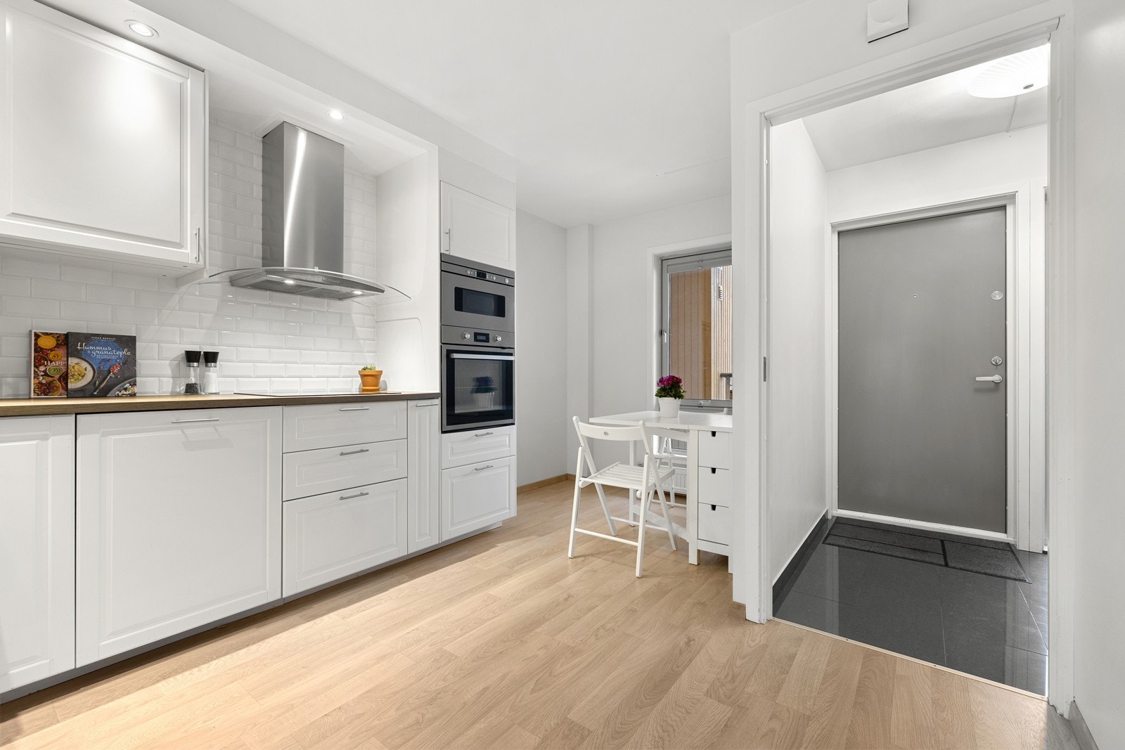 Kjøkkenet ble oppgradert i 2016 og har en stilren innredning med profilerte fronter. Galleribilde