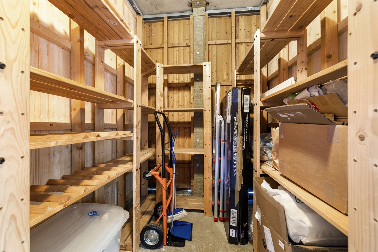 En romslig bod på 3 m² ved inngangspartiet gir rikelig med lagringsplass. Galleribilde