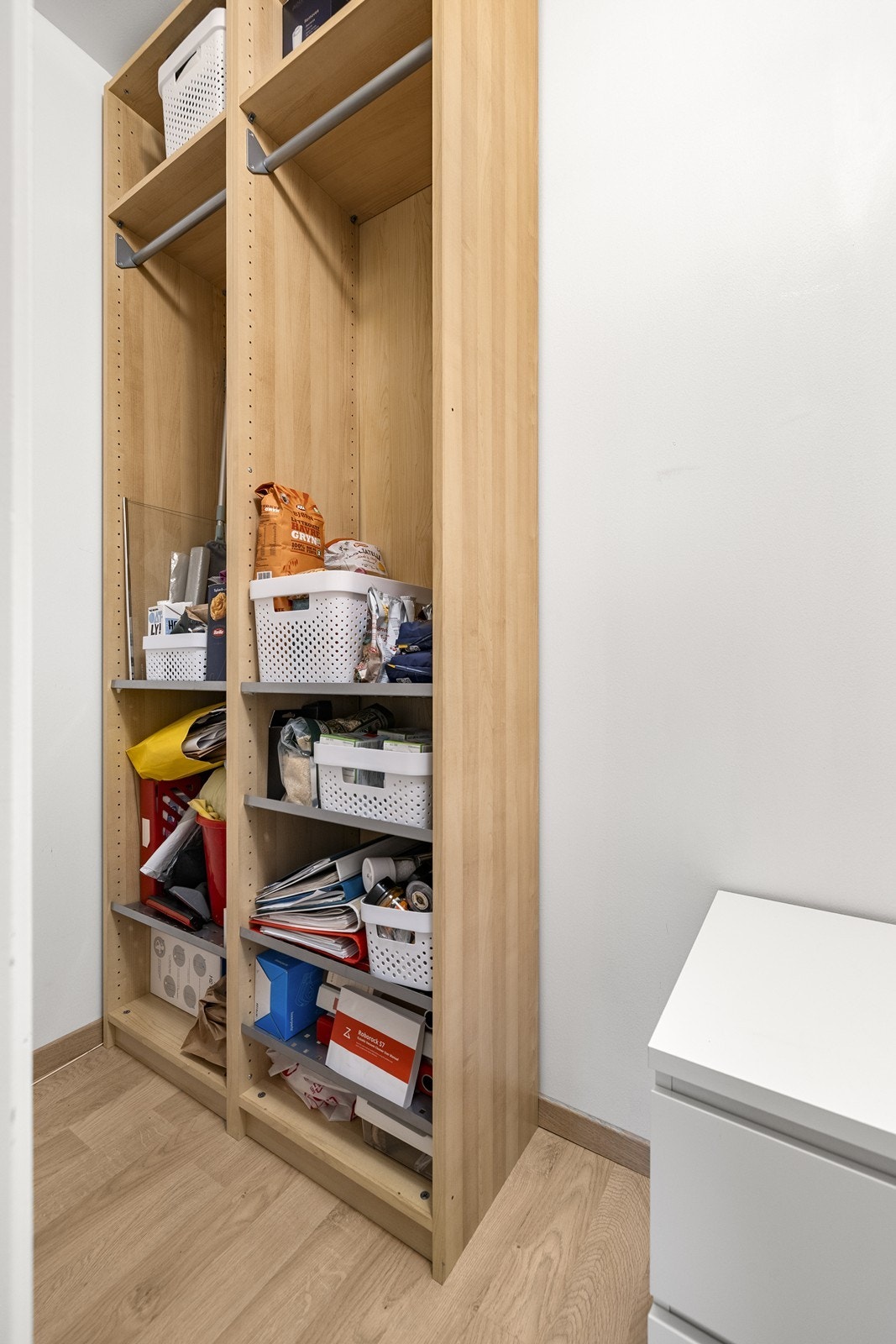 Hyllesystemet i den innvendige boden gir fleksible oppbevaringsmuligheter. Galleribilde