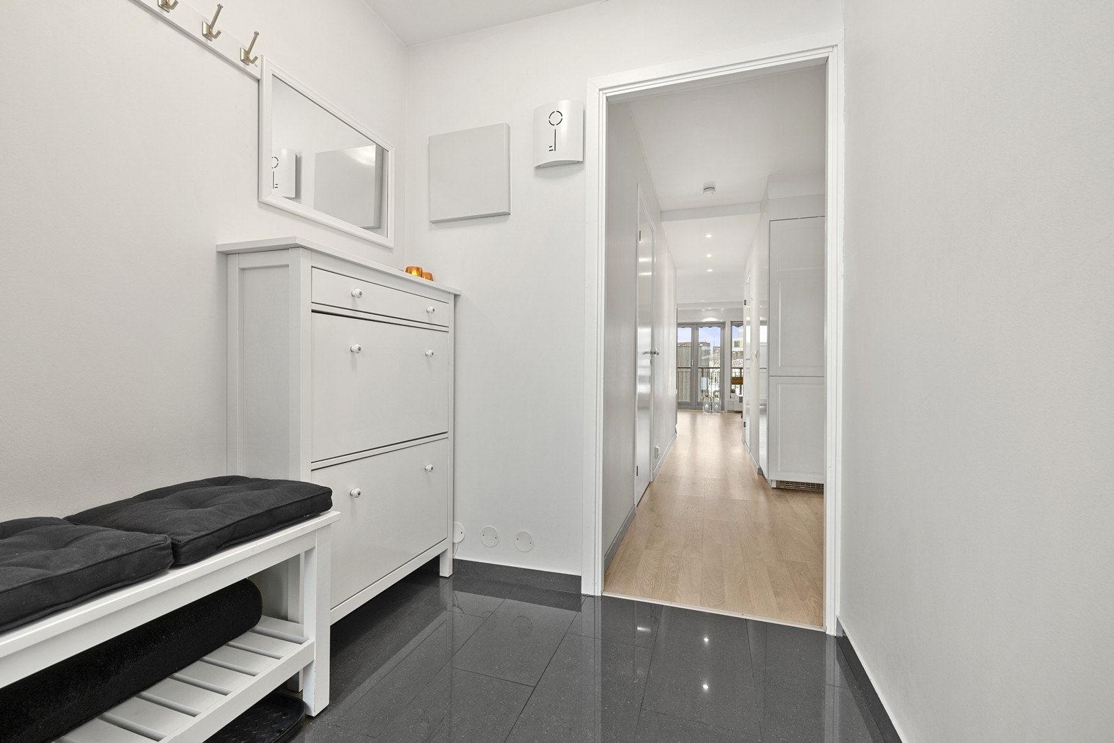 Fra entréen er det en naturlig flyt videre inn mot leilighetens øvrige rom. Galleribilde