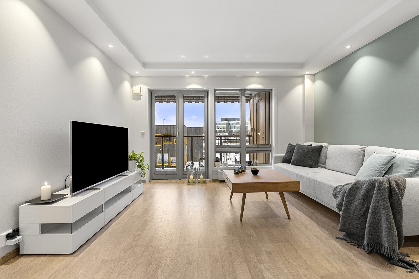 Store vindusflater og balkongdør fra Nordan slipper inn rikelig med lys. Galleribilde