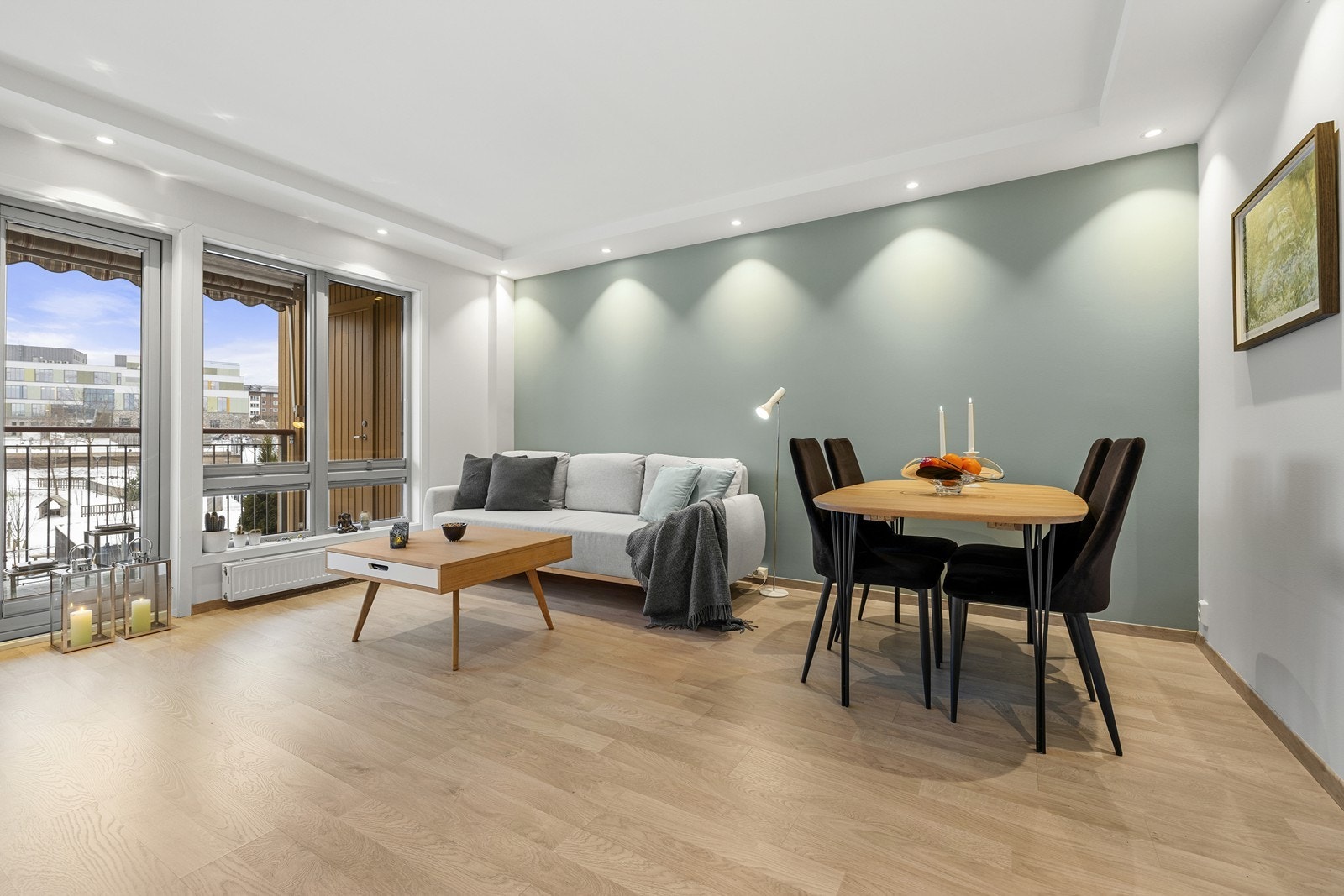 Downlights i nedsenket kasse gir en behagelig og jevn belysning i stuen. Galleribilde