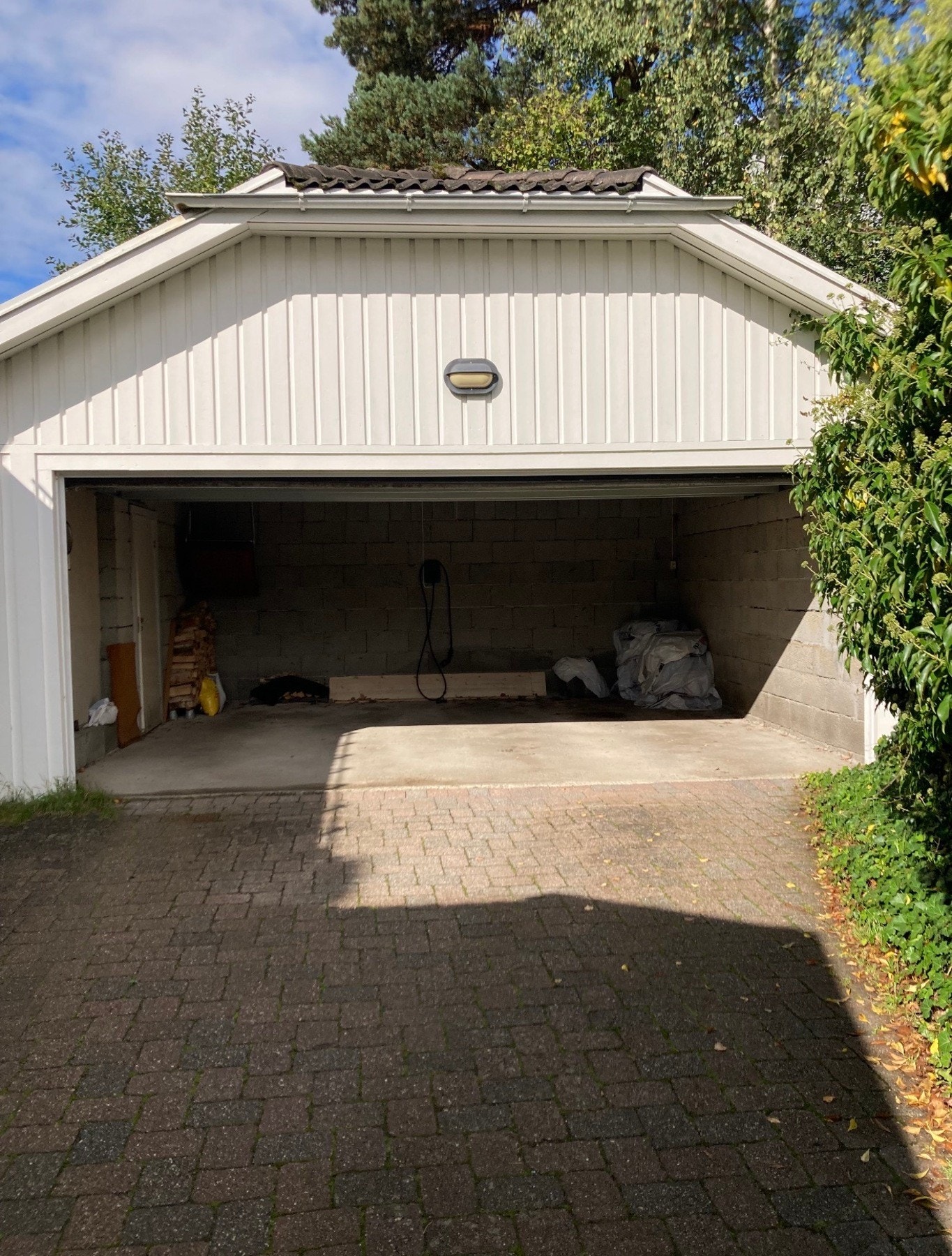 Stor garasje med plass til 2 biler. Galleribilde