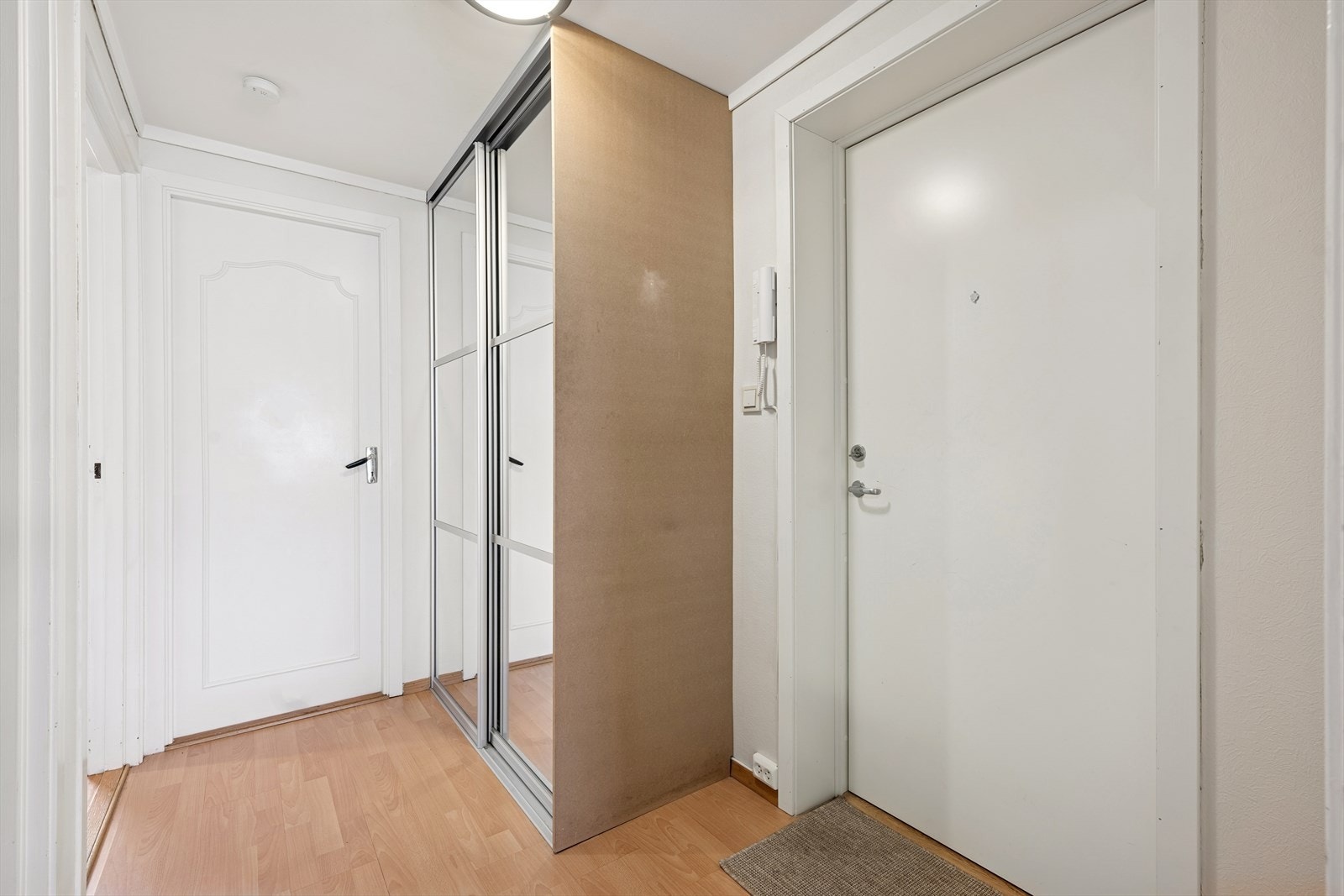 Trivelig og luftig gang med skyvedørsgarderobe som ønsker deg velkommen inn, god plass til å henge fra seg ytterklær! Porttelefon. Galleribilde