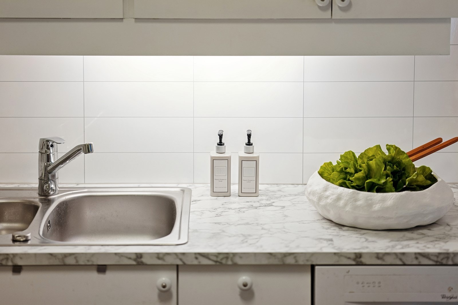 Benkeplaten er av laminat. Innredningen er fra byggeåret og er rundt 2023 tilført flere skap. Galleribilde