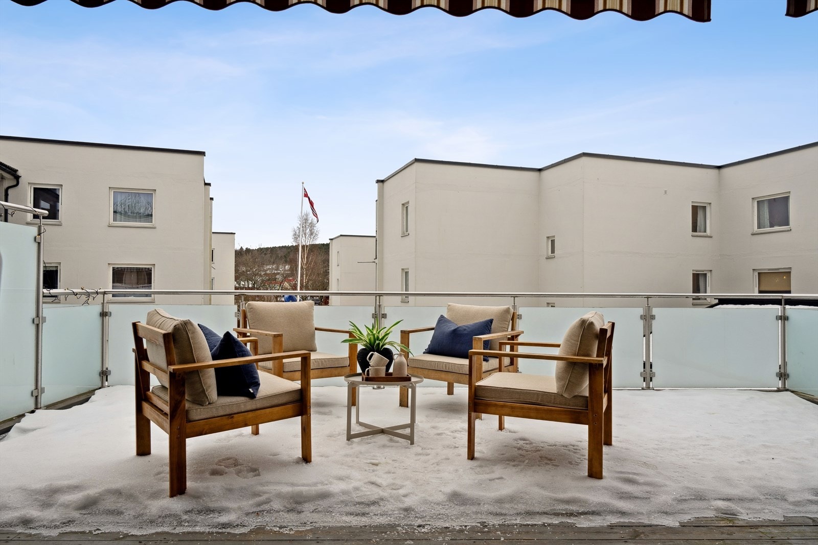 Utgang til dels overbygget terrasse på 25 m². Galleribilde