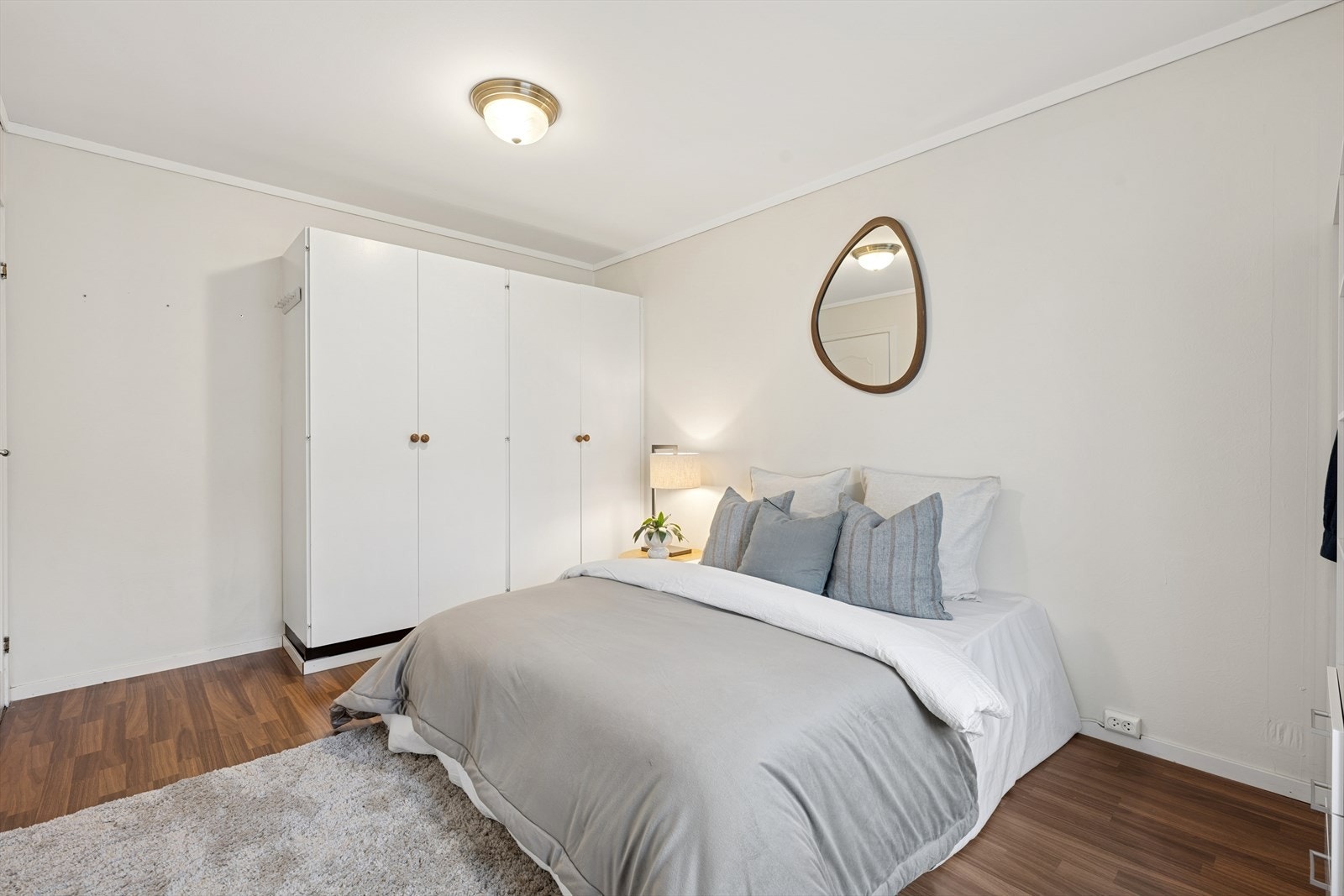 Romslig garderobe. Galleribilde