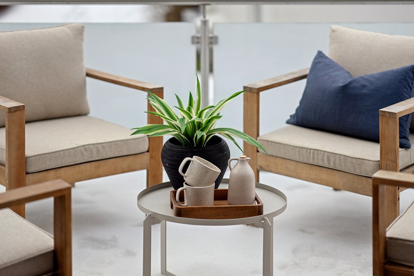 Terrassens størrelse og utforming gir rom for god plass til ønsket utemøblement, planter og grill. Galleribilde