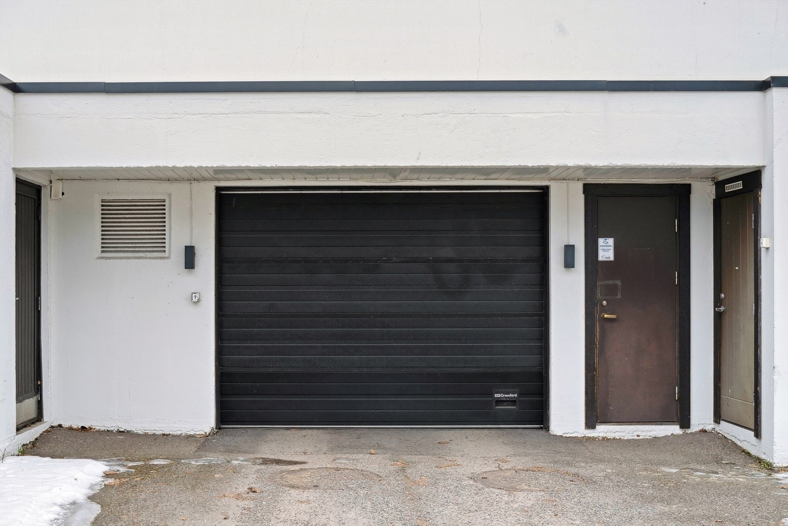 Borettslaget har 24 garasjeplasser. En må søke styret i Storgaten Borettslag om garasjeplass. Galleribilde