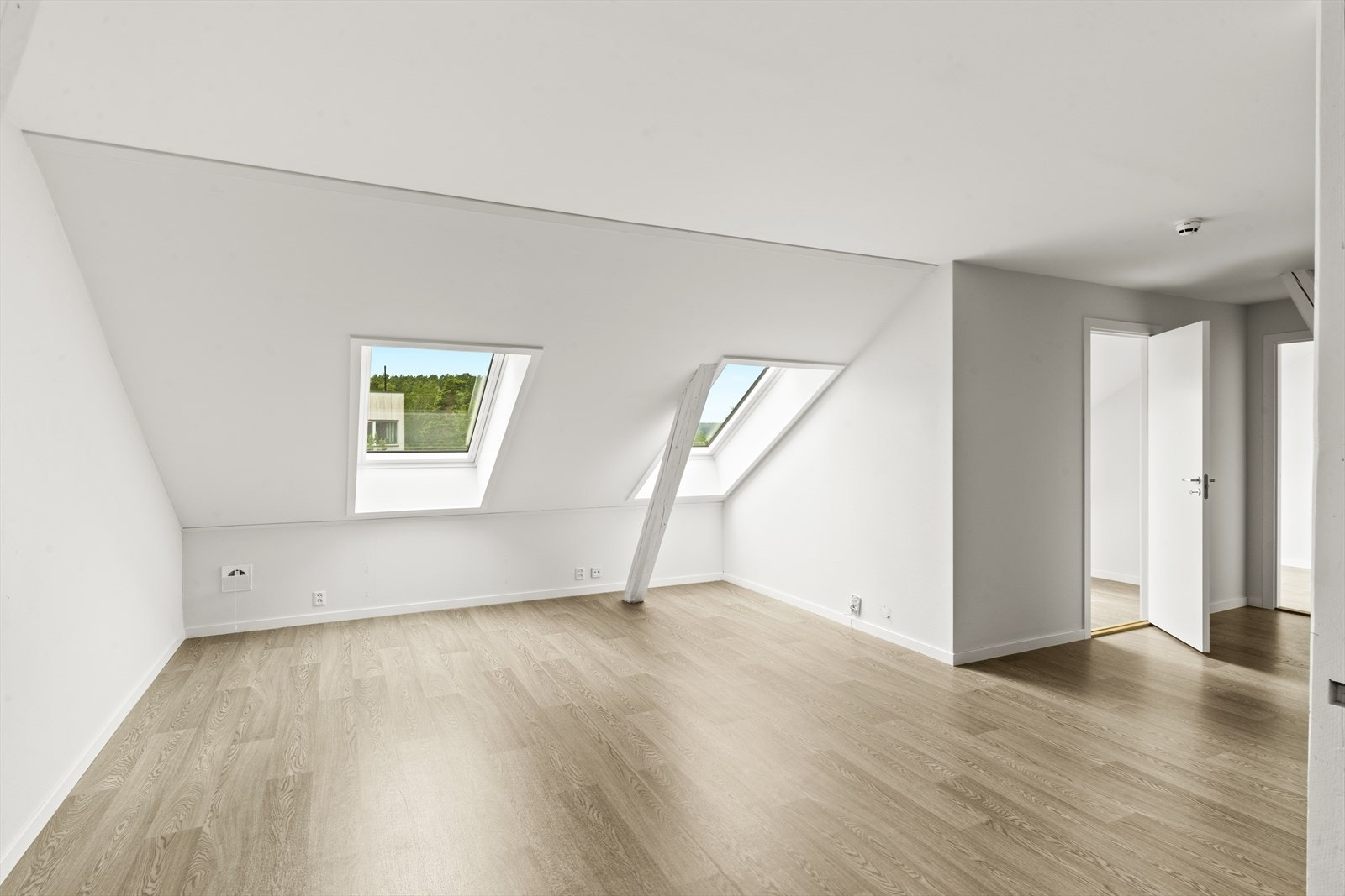 Stue med plass til sofa seksjon og spisebord Galleribilde