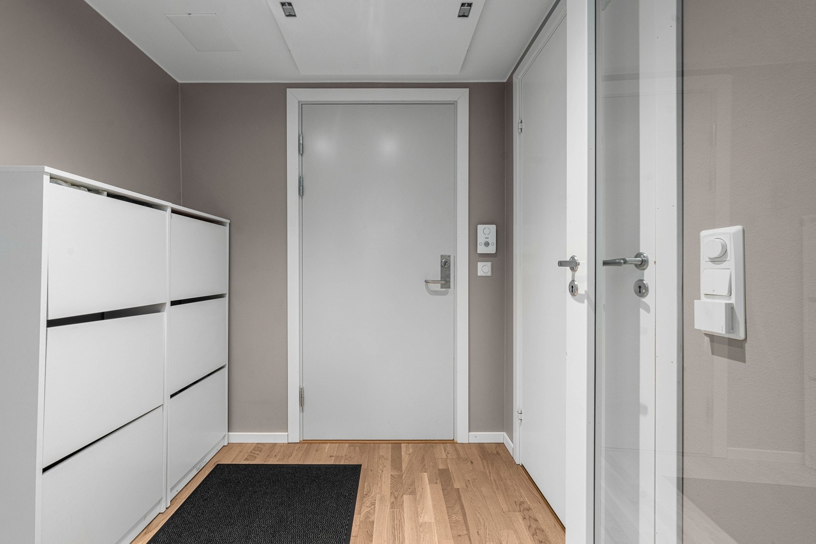 Entré med plass til å henge fra seg yttertøyet. Galleribilde