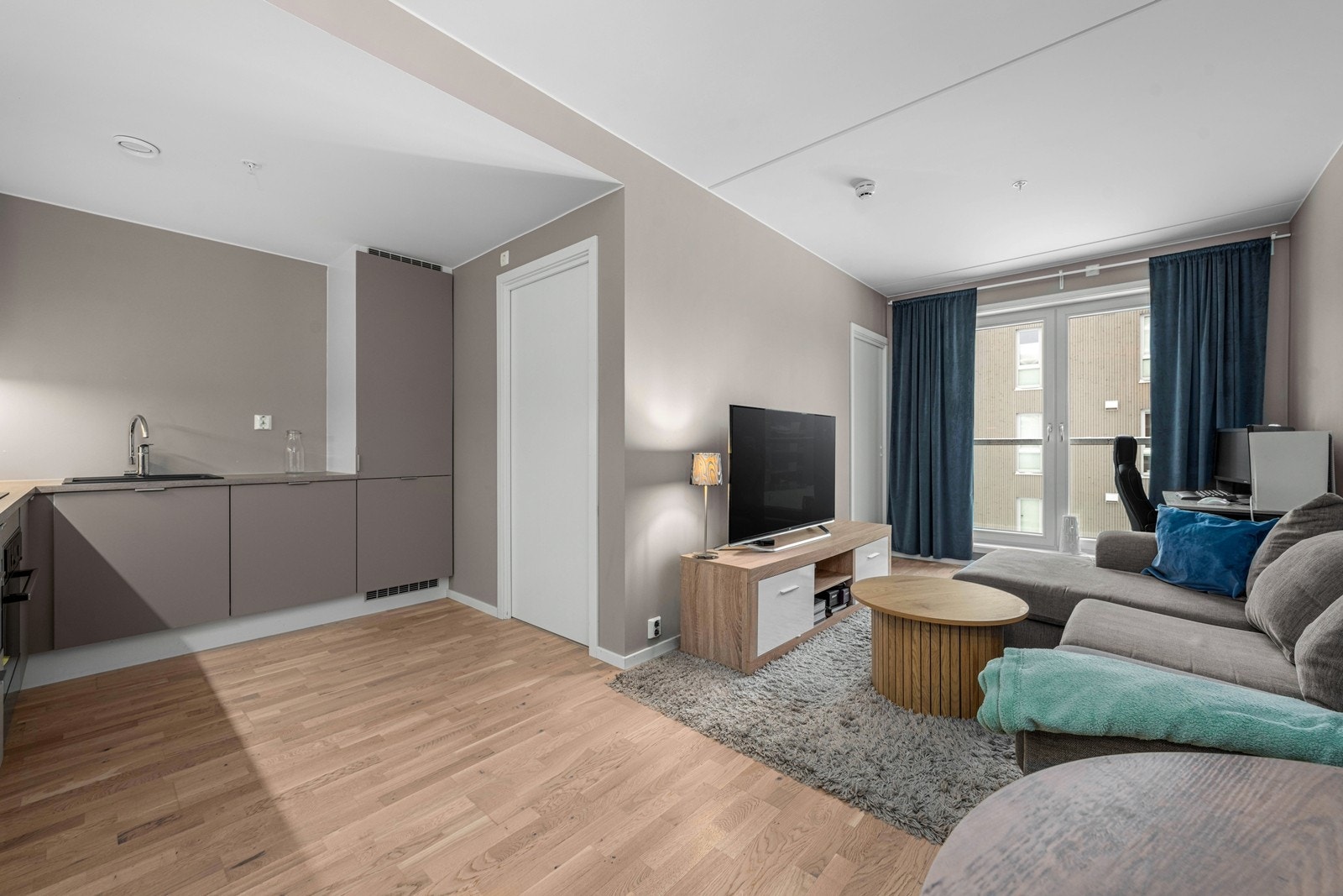 Stue og kjøkken i åpen løsning Galleribilde