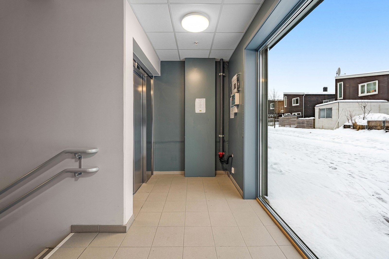 Heisadkomst til leiligheten i underetasje med bod. Galleribilde