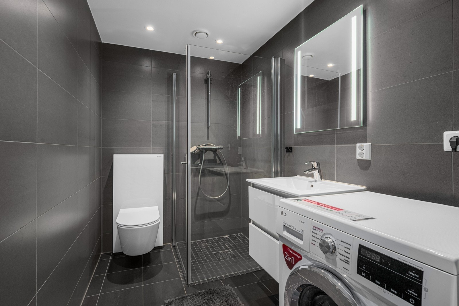 Pent flislagt bad med varme i gulv. Opplegg for vaskemaskin Galleribilde