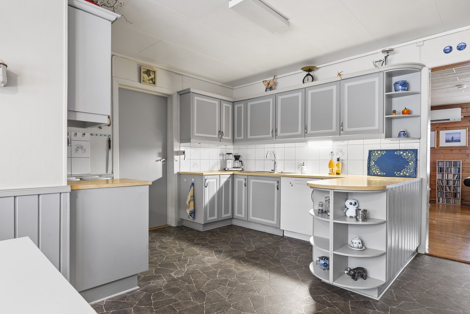 Kjøkkenet har benkeplate med høytrykkslaminat, nedfelt oppvaskkum i rustfritt stål og plass til komfyr, kjøleskap samt opplegg for oppvaskmaskin. Galleribilde