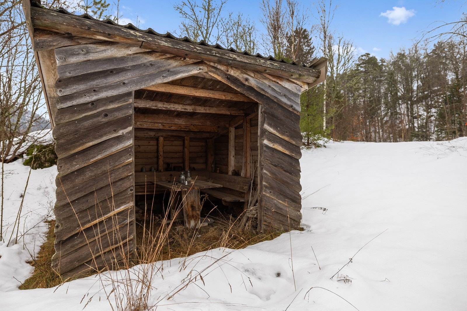 På tomten finner man også koselig uteplasser. Egen gapahuk med bålpass. Galleribilde