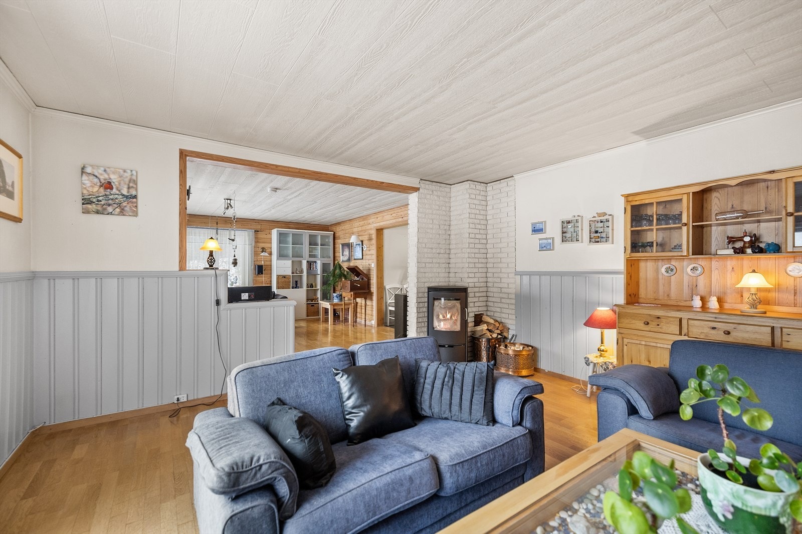 Vedovnen i stuen gir godt med varme og komfort. Galleribilde