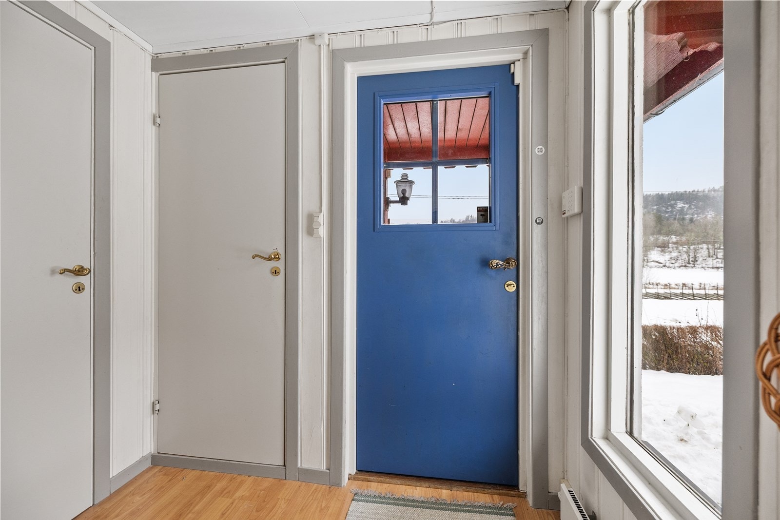 Velkommen inn! Enkel tilgang til vaskerommet fra entreen. Det er også dør ned til kjelleren. Galleribilde