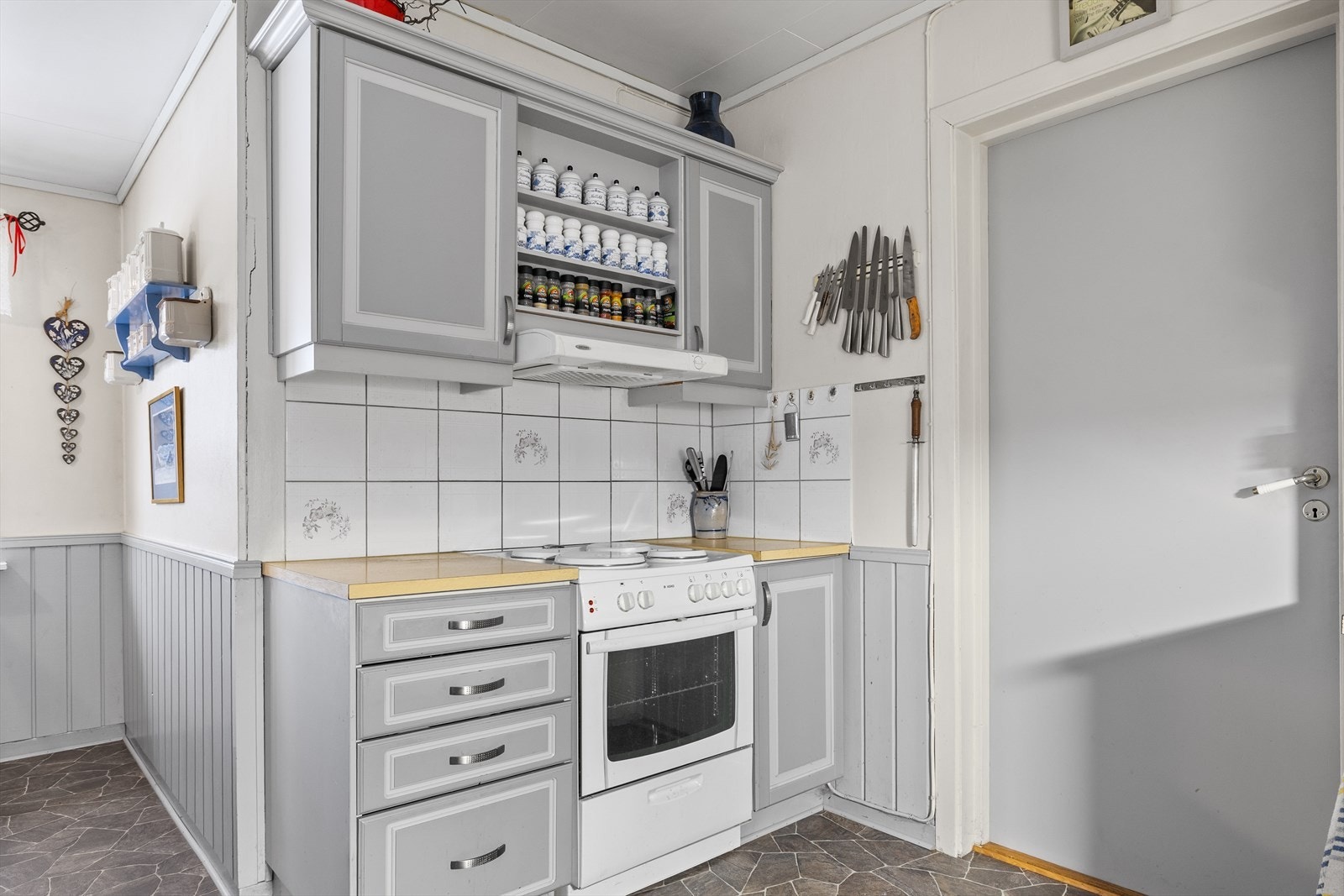 Ventilator med avtrekk ut er etablert, noe som gir en praktisk og velfungerende kjøkkenløsning med potensial for videre modernisering. Galleribilde