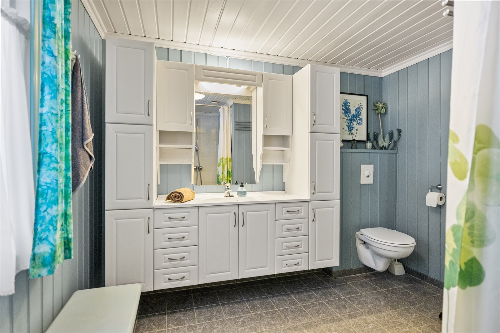 Badet i 1. etasje er pusset opp i 2009 og har flislagte overflater, baderomsinnredning med servant, vegghengt toalett og dusj. Galleribilde