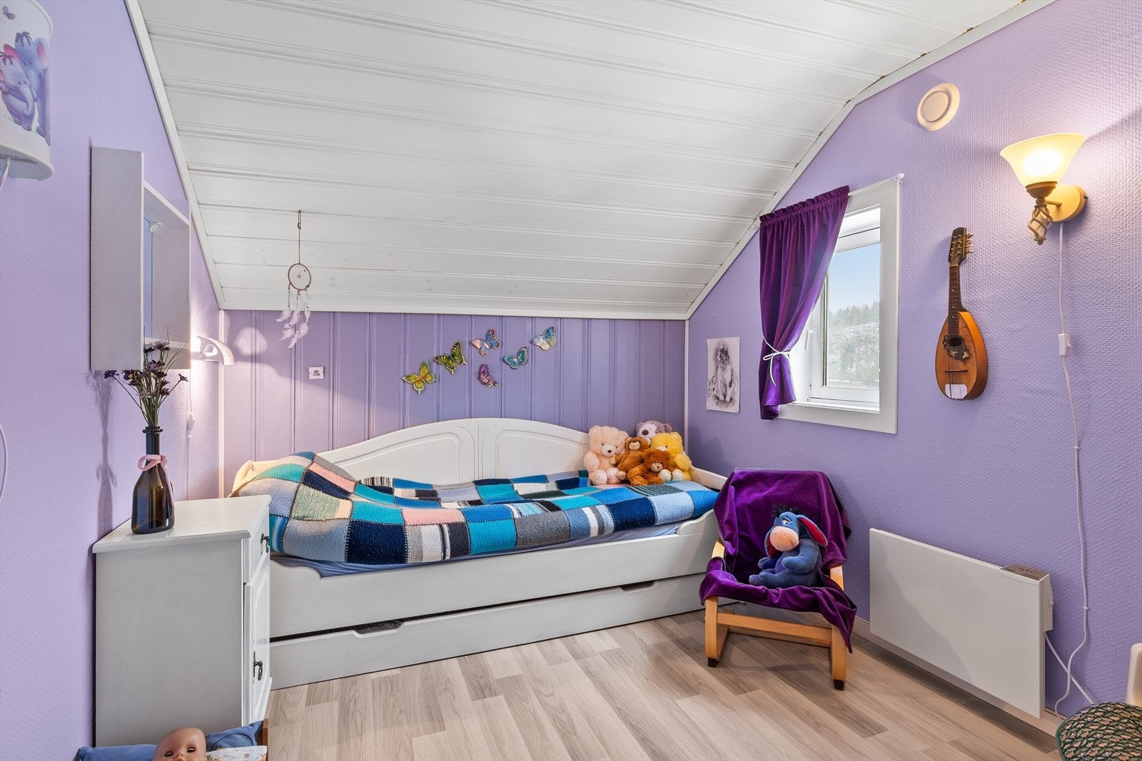 Soverom nr 3 passer perfekt som barnerom. men plass til seng og oppbevaring. Galleribilde