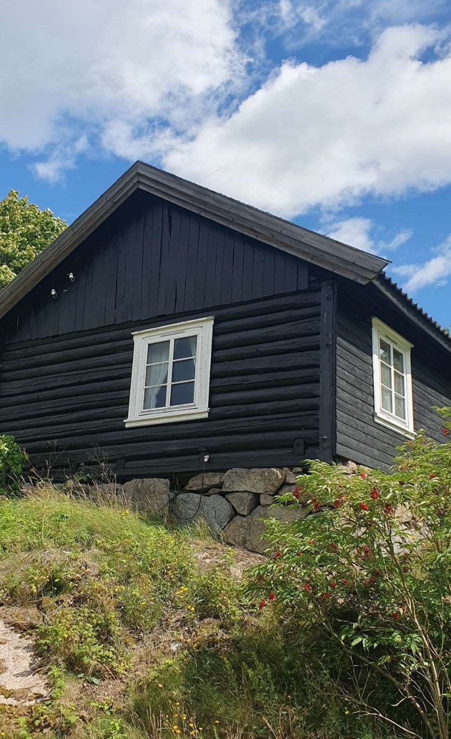På eiendommen er det også et sjarmerende bryggerhus med idyllisk beliggenhet - en sjelden mulighet. Galleribilde