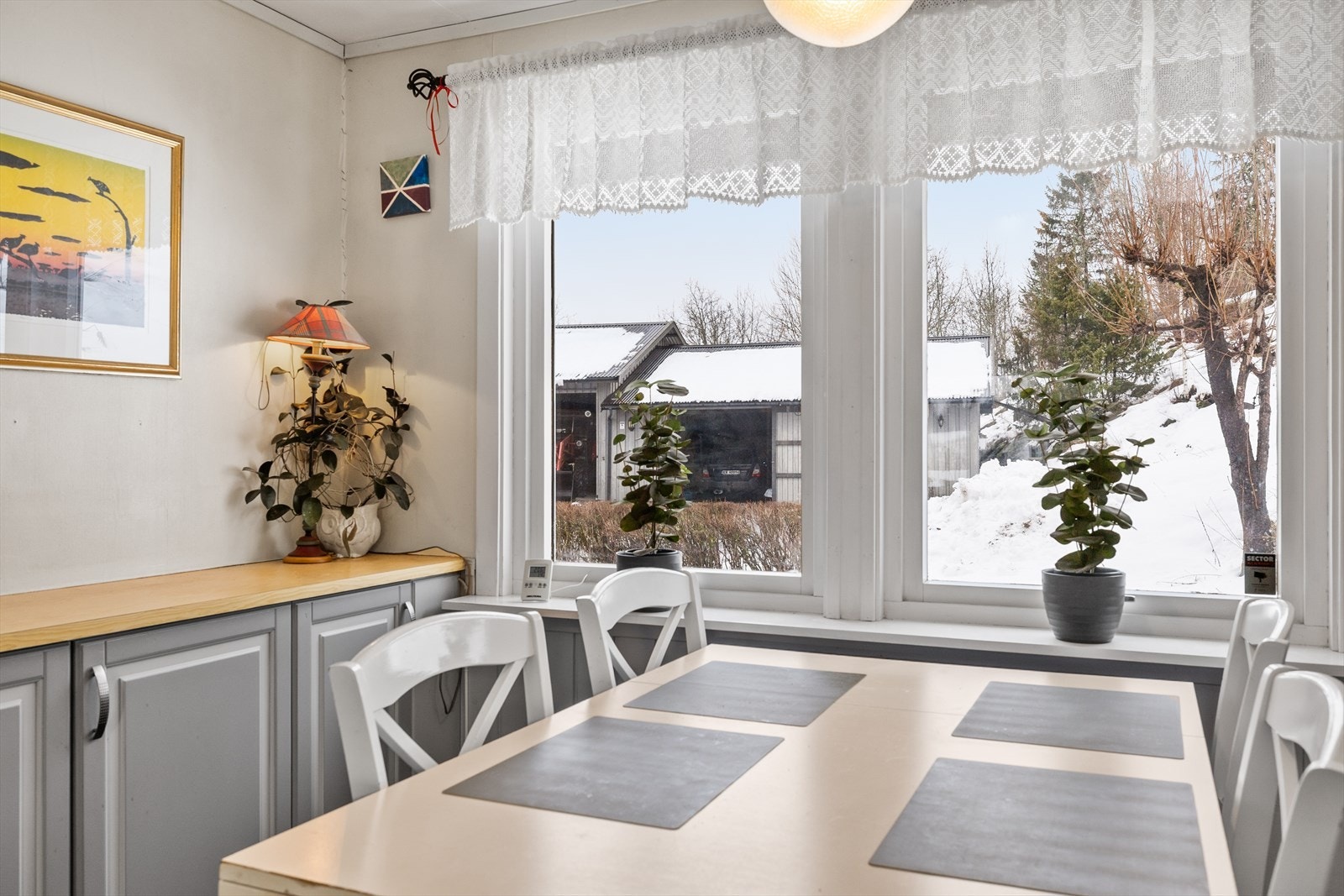 Fra kjøkkenet har man utsikt over gårdsplassen. Galleribilde