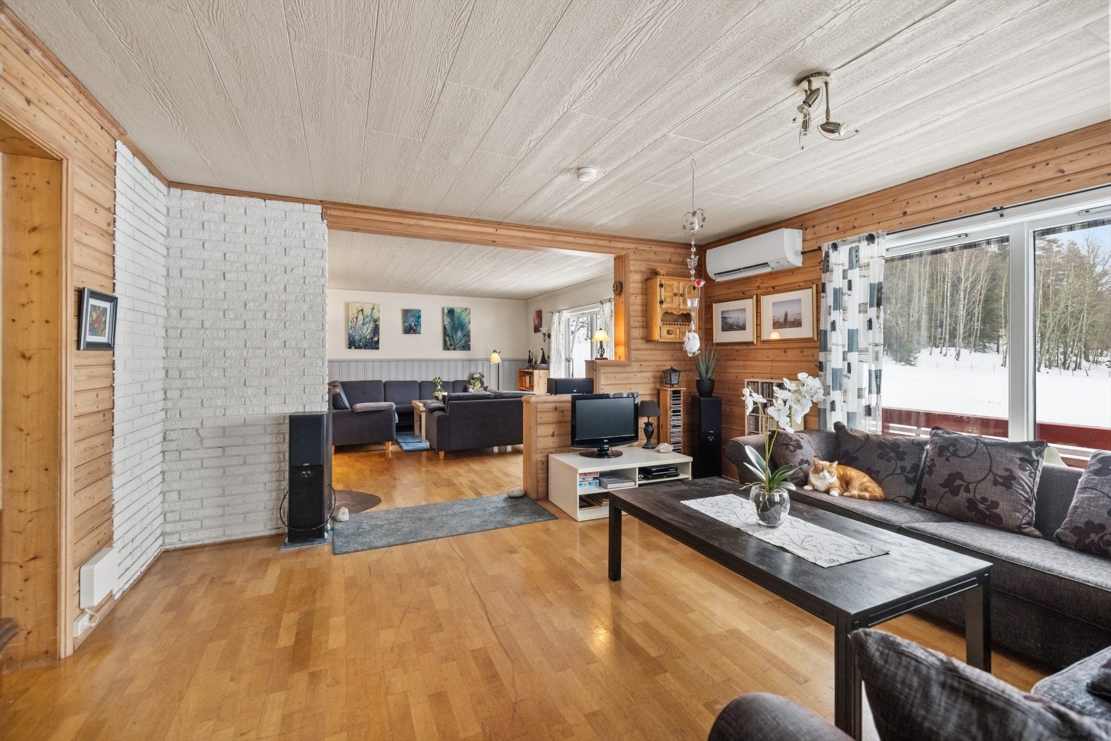 Stuen har store vindusflater som gir godt med lysinnslipp inn i stuen. Galleribilde