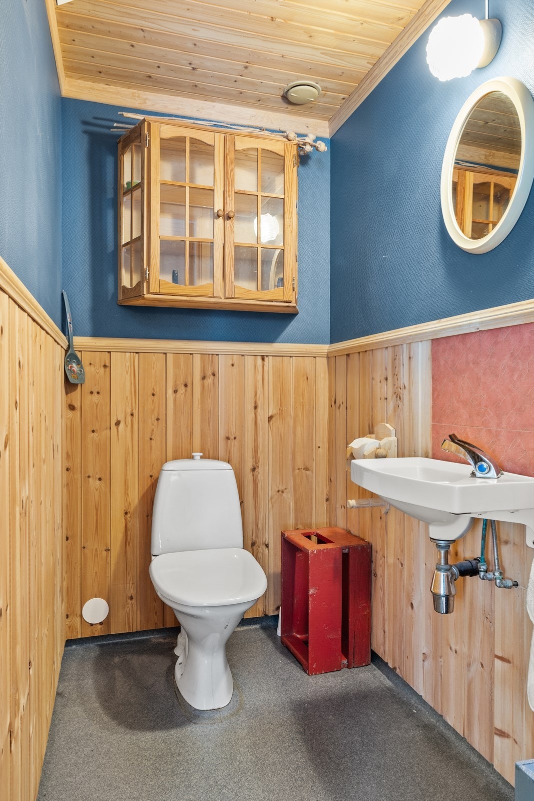 Separat toalettrom med servant og WC, som er praktisk for både eier og gjester. Galleribilde