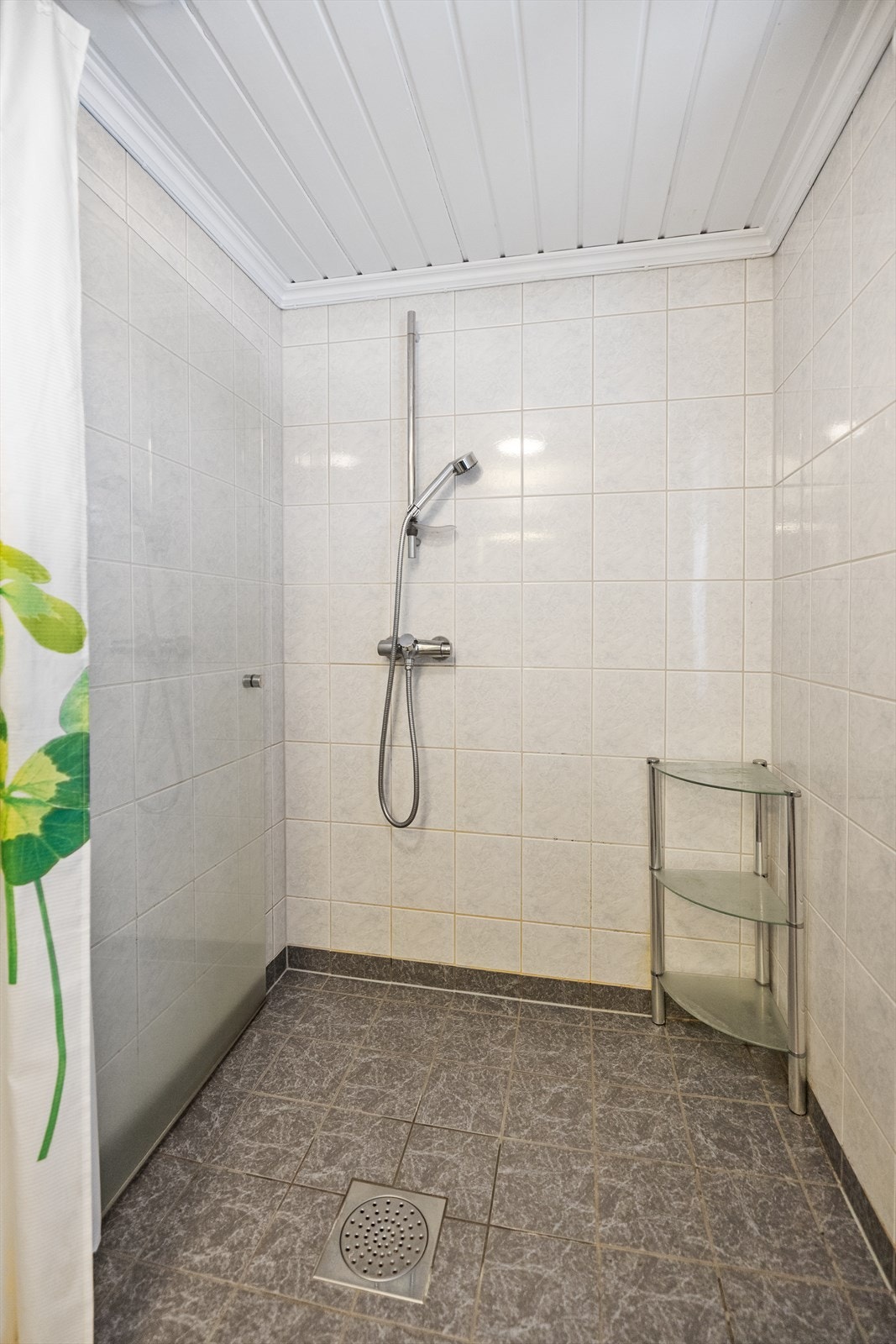 Romslig dusj med forheng. Galleribilde