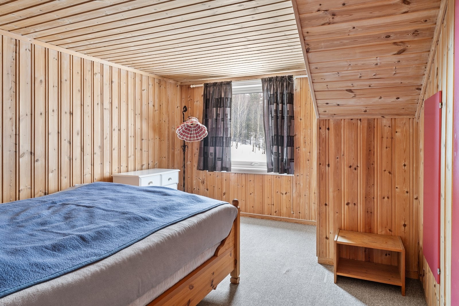 Soverom nr 2 er også romslig, her har man innebygde garderobeskap. Galleribilde