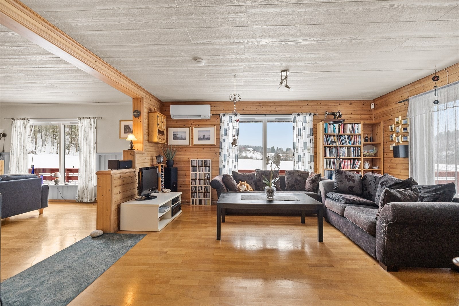 Boligen byr på to stuer med gode møbleringsmuligheter og plass til flere sittegrupper. Stuen har både vedovn og varmepumpe. Galleribilde