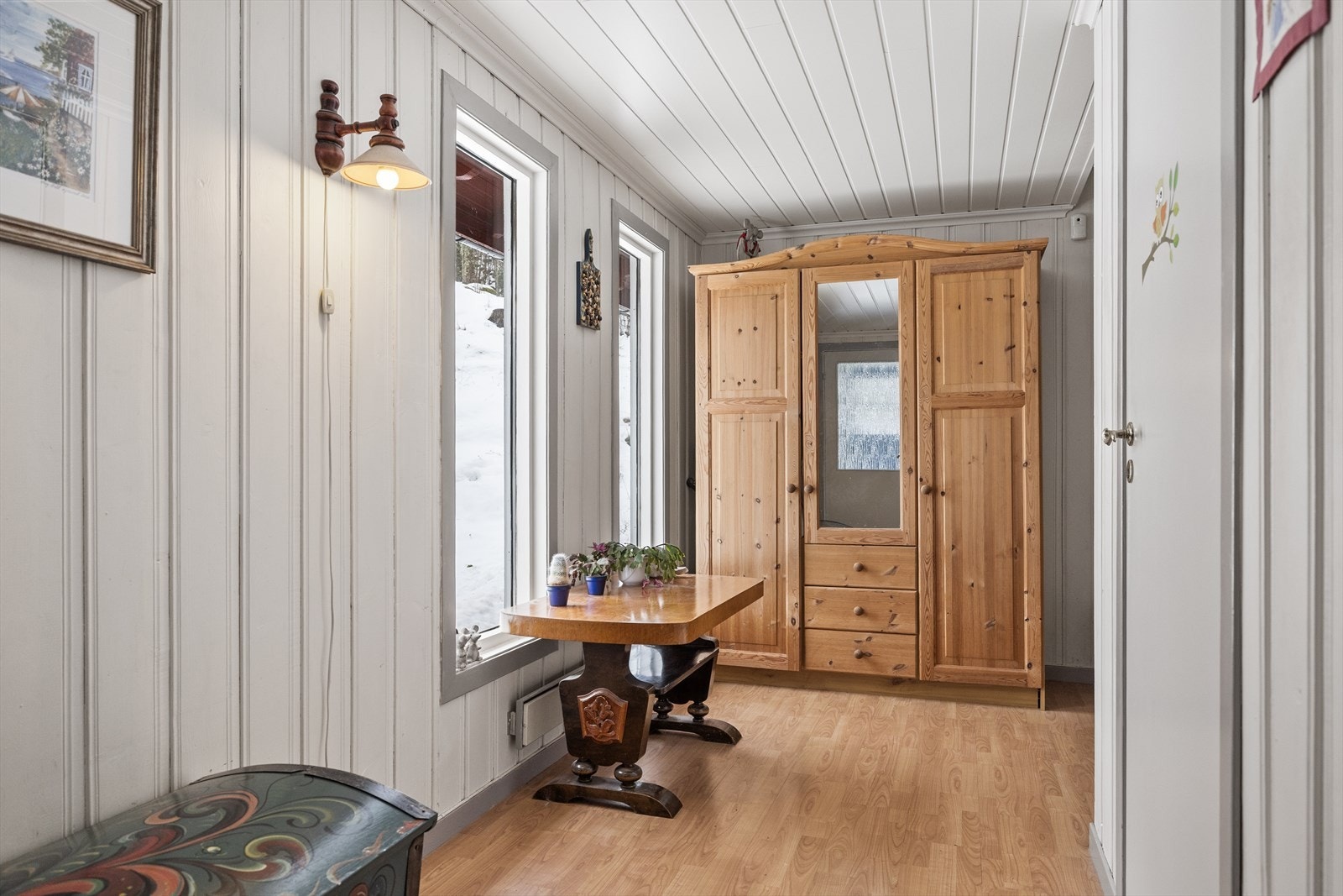 Entreen er romslig med god plass til å henge fra seg yttertøyet. Galleribilde