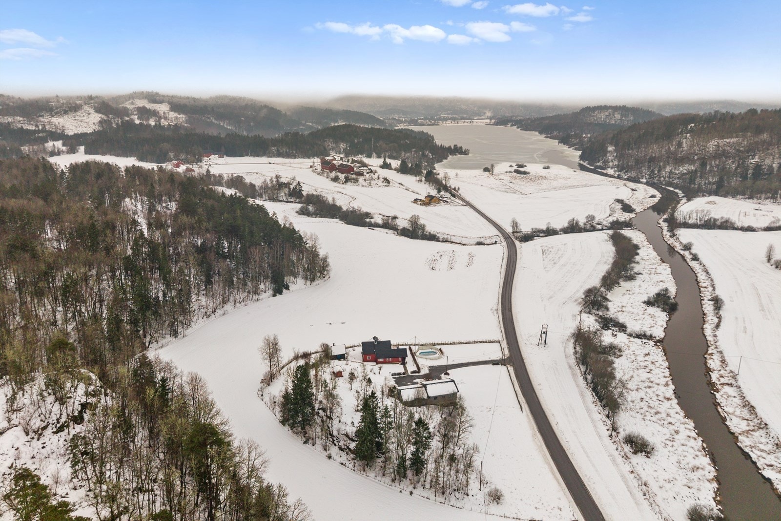 Åsrumvannet er et attraktivt turområde med bade-, fiske- og padlemuligheter, og de omkringliggende skog- og markområdene innbyr til turer til fots, på ski eller sykkel. Galleribilde