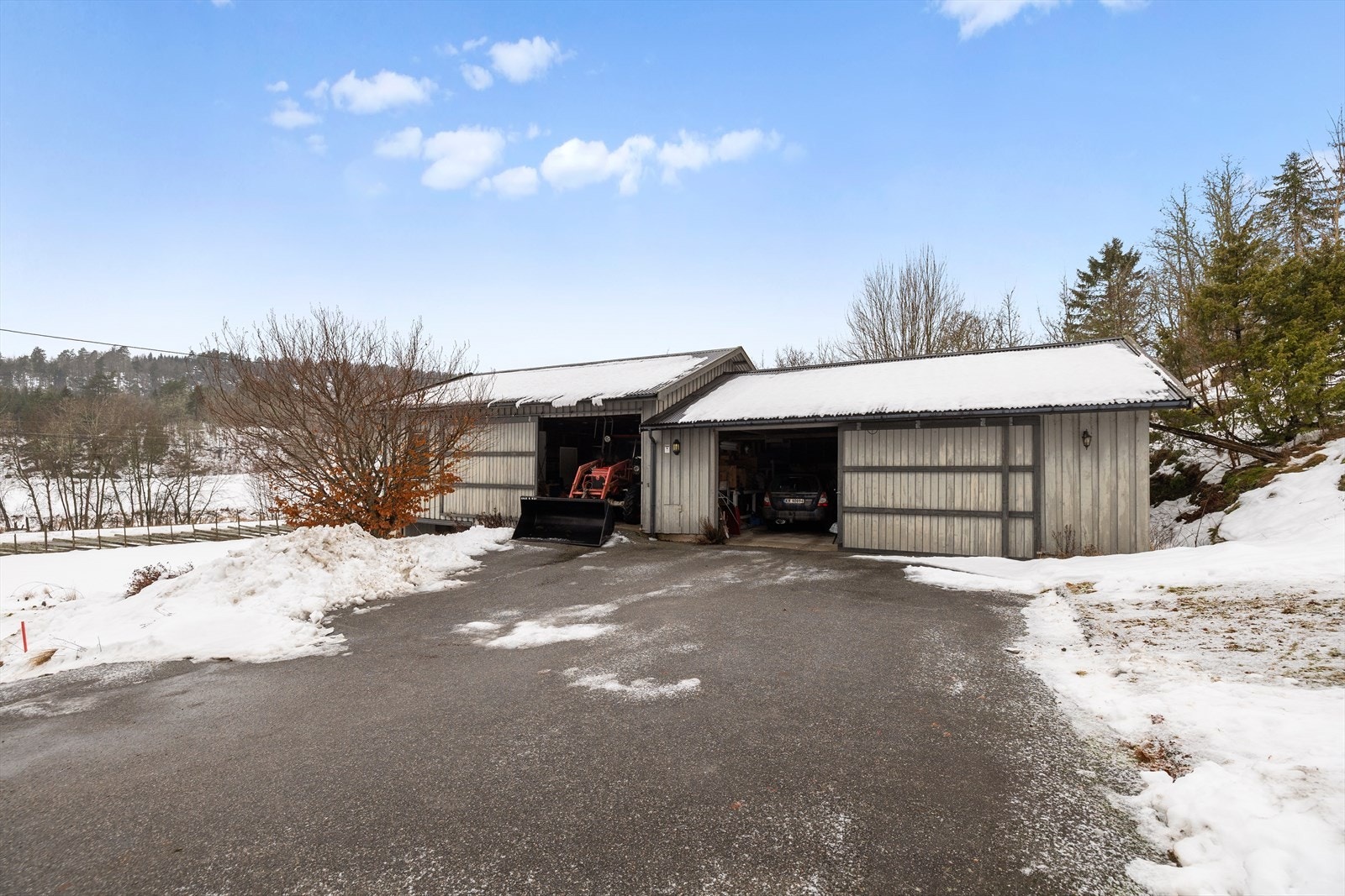Uthuset er på hele 200 m² BRA og har god plass til traktor og biler, samt lagring. Uthuset har også to innredede rom (disse er ikke godkjent for varig opphold). Galleribilde