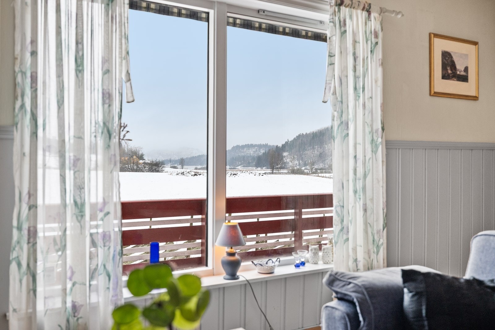 Fra stuen er det utsikt over nærområdet. Galleribilde