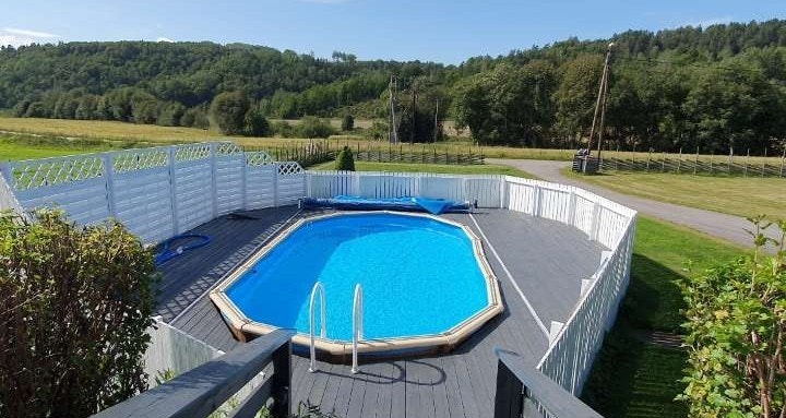 Selgers private bilder. Iflg. selger er det ovale svømmebassenget på 7,6x3 meter. Galleribilde