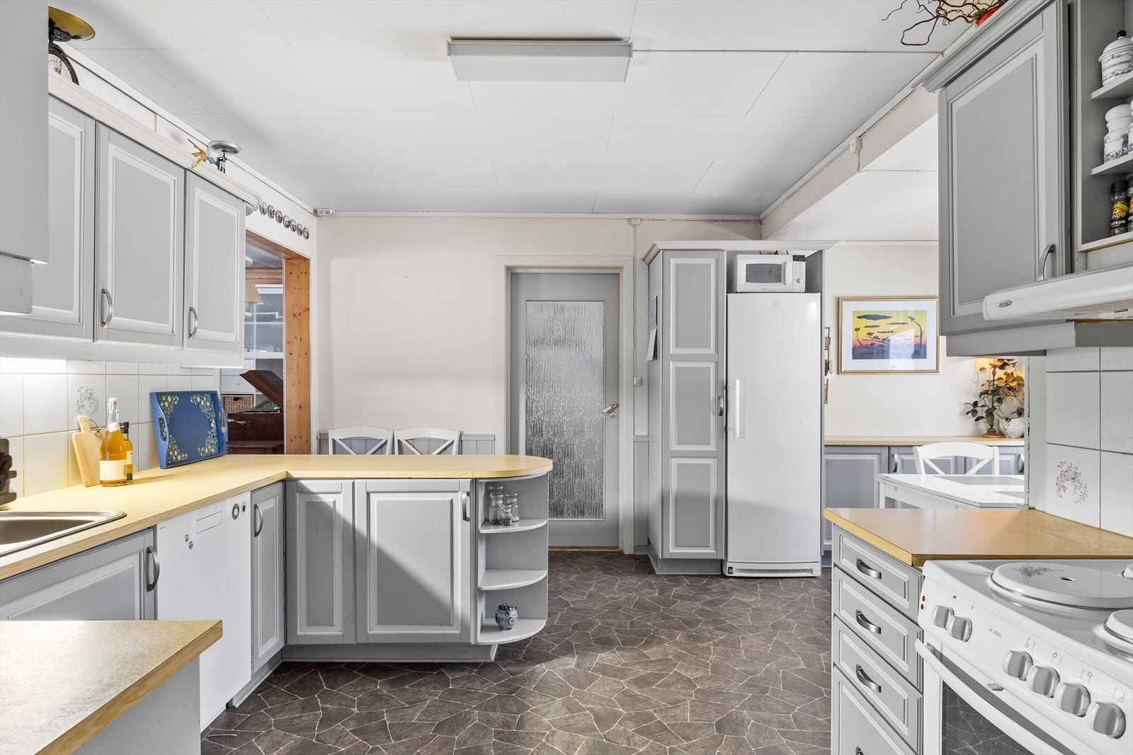 Frontene på kjøkkenet ble lakkert på 2000-tallet. Galleribilde