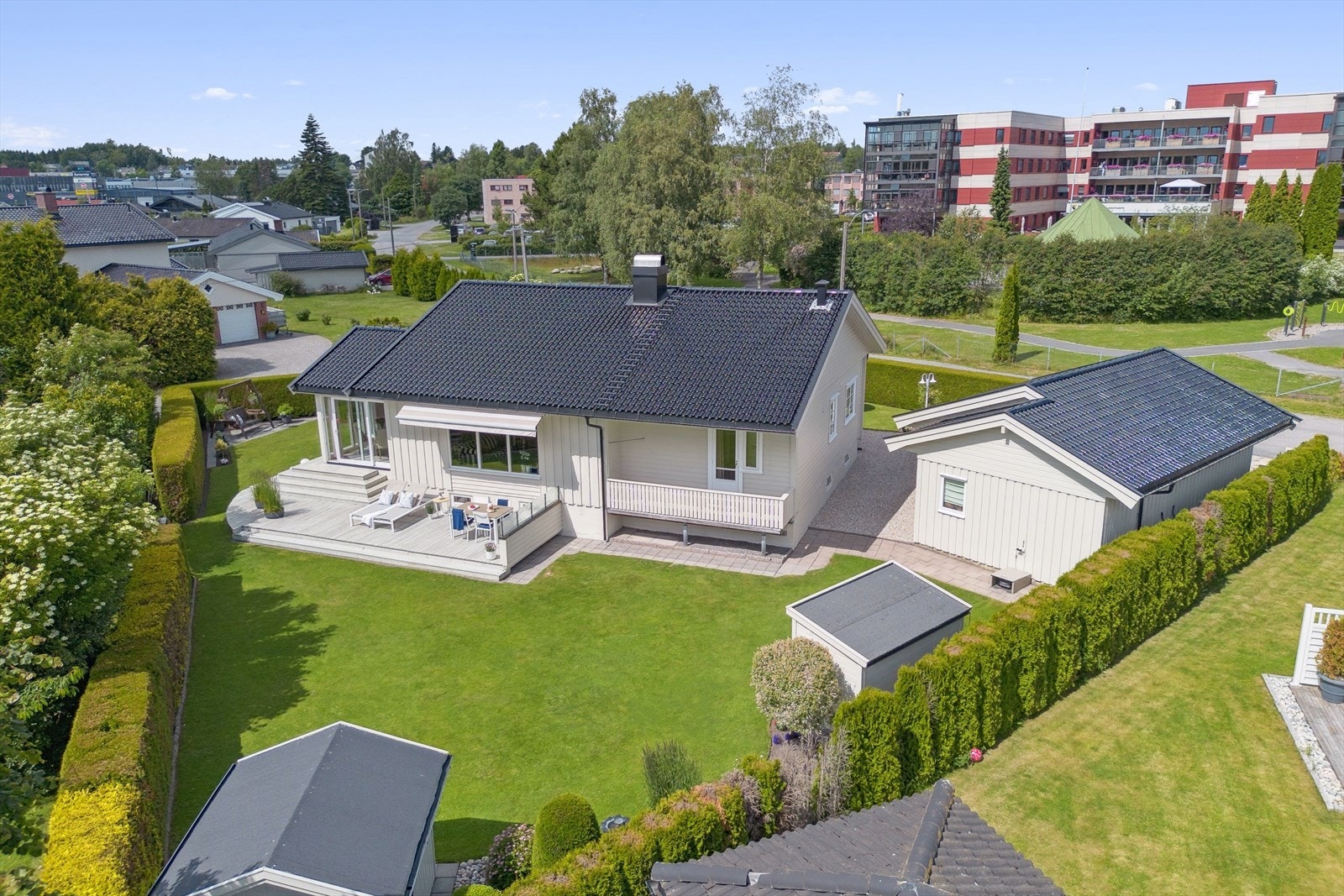 Usjenert og privat tomt, men midt i "suppa" ellers. Galleribilde