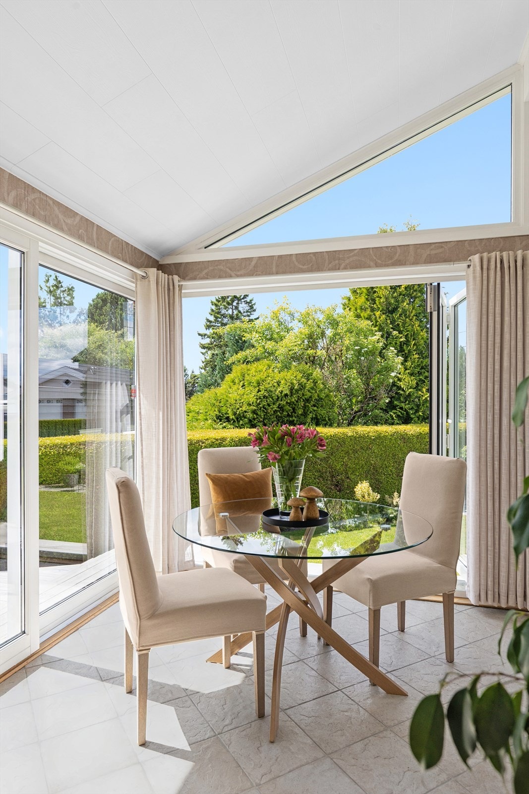 Så mange fine vindusflater i dette rommet. Varmekabler i gulvet. Galleribilde