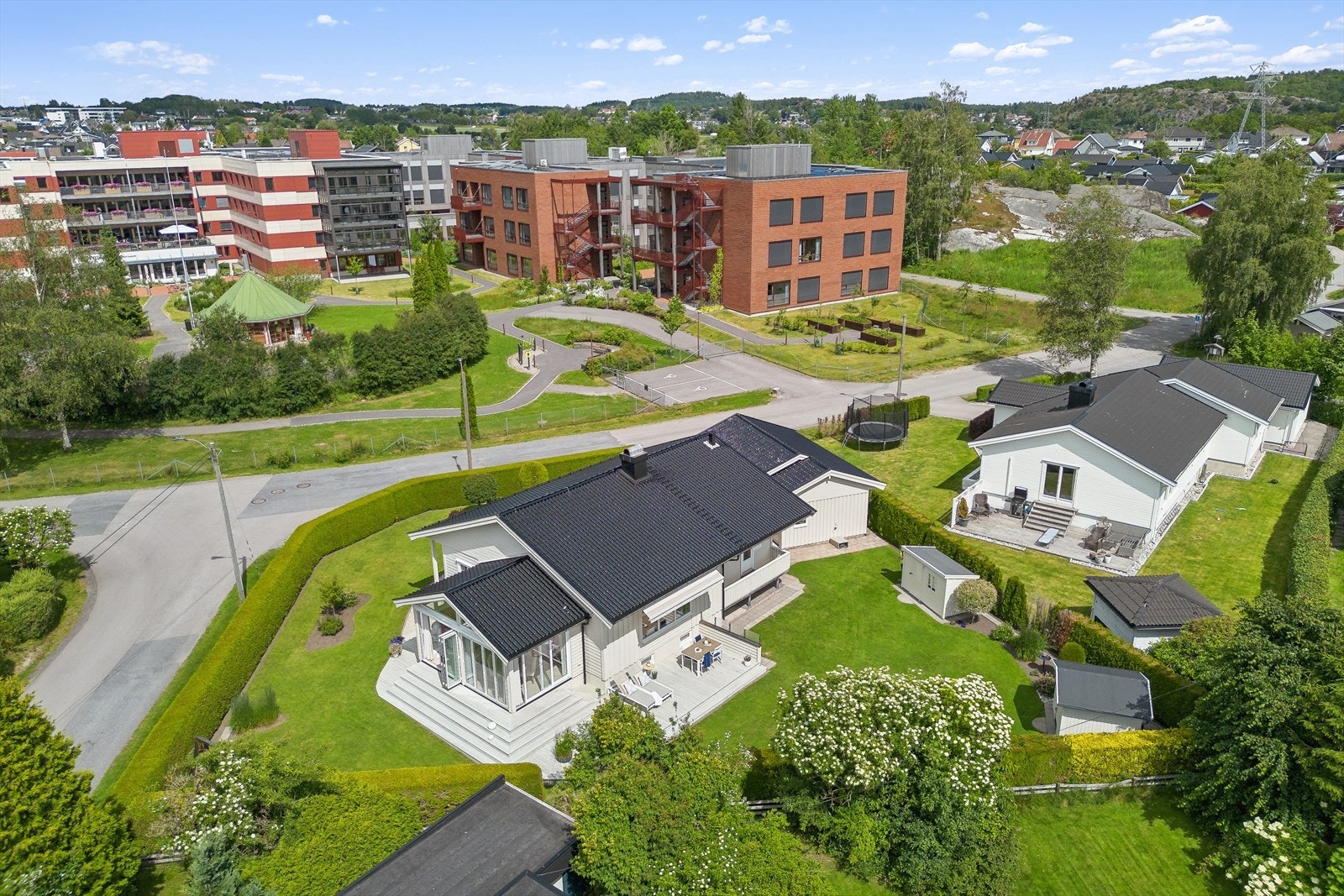 Rolige naboer over veien, svært familievennlig og ettertraktet område. Galleribilde