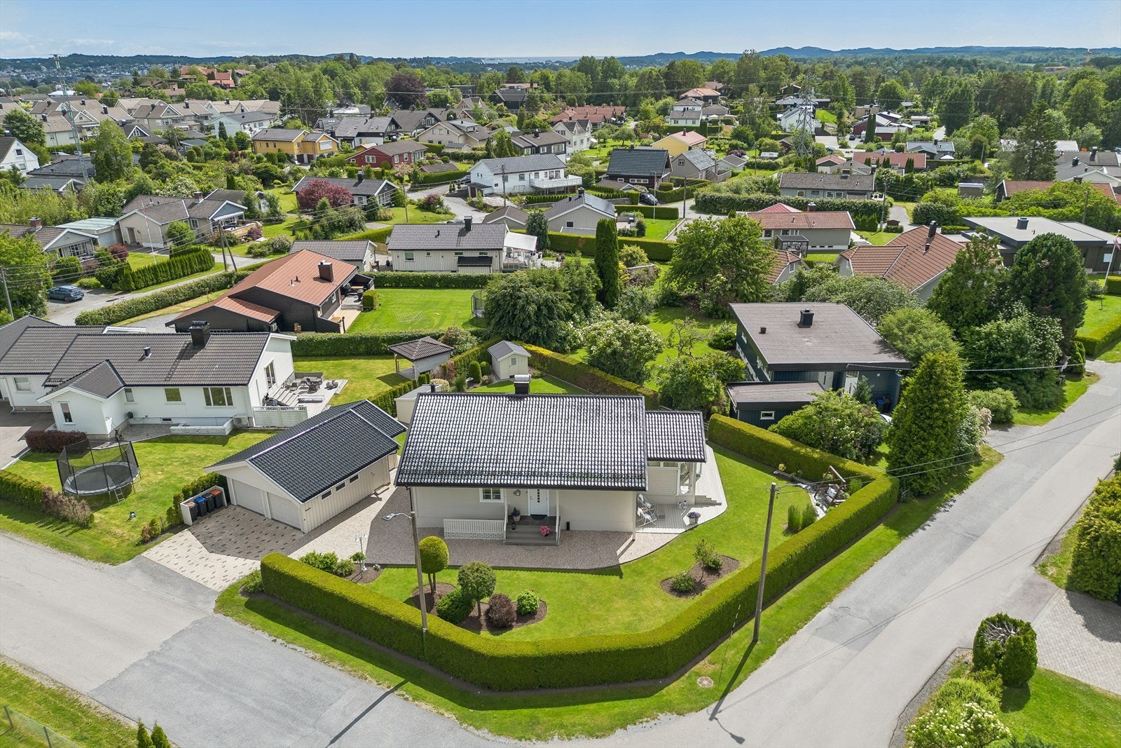 På hjørnetomt i Kvartsveien, bor du særdeles godt. Galleribilde